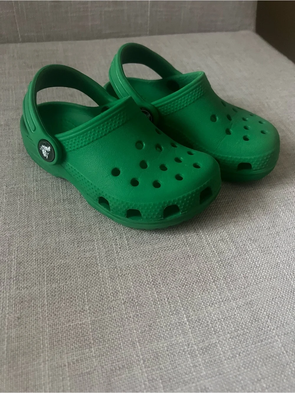 CROCS classic green kids clogs, boys/girls/unisex size 8, outdoors playground